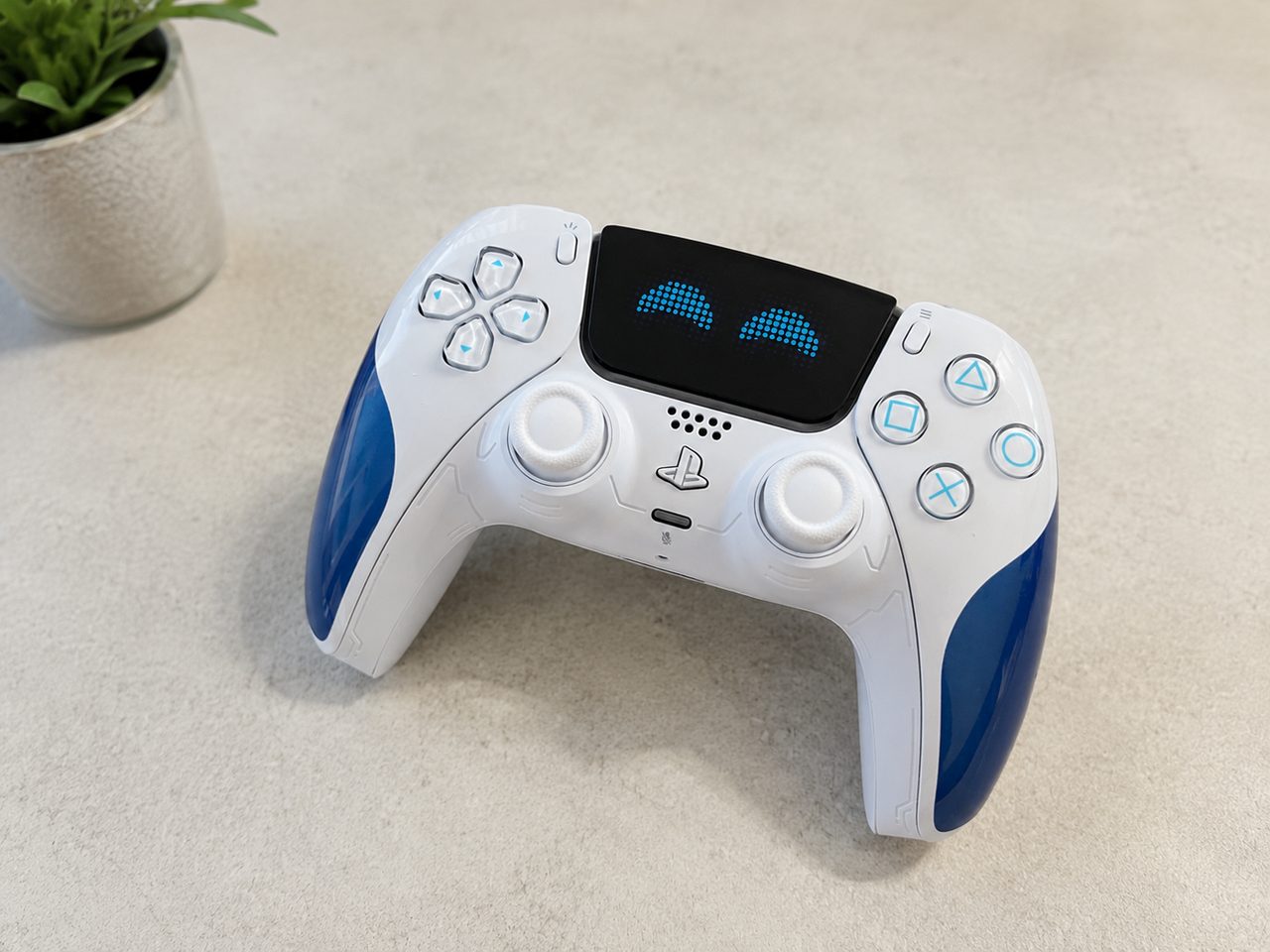 アストロボットコントローラー。正面から見た構図。パッド部分がニコニコした瞳が可愛いコントローラー。